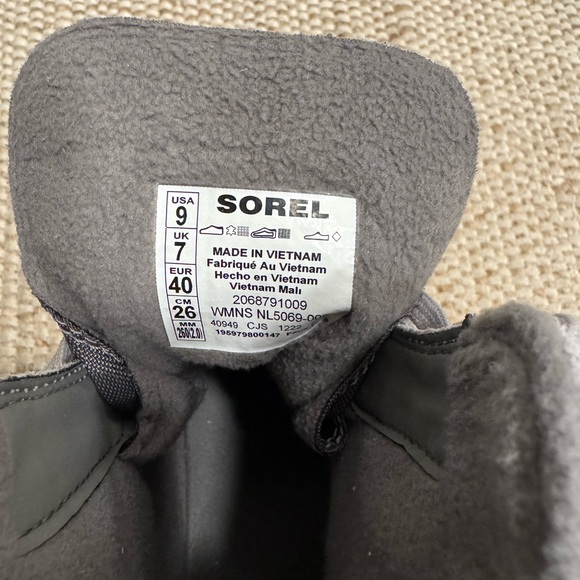 Sorel Light Gray Explorer Boots! Never Worn! - Picture 8 of 9